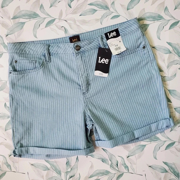 Lee Denim - LEE | Mid Rise Short in Light Stripe sz 18M